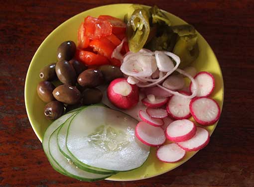 Es fehlt noch Wurst und Käse Fruestueck