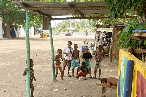 Kinder machen Musik auf Blechdosen Kinder Musik
